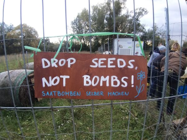 Bild mit "Drop Seeds, not Bombs!"